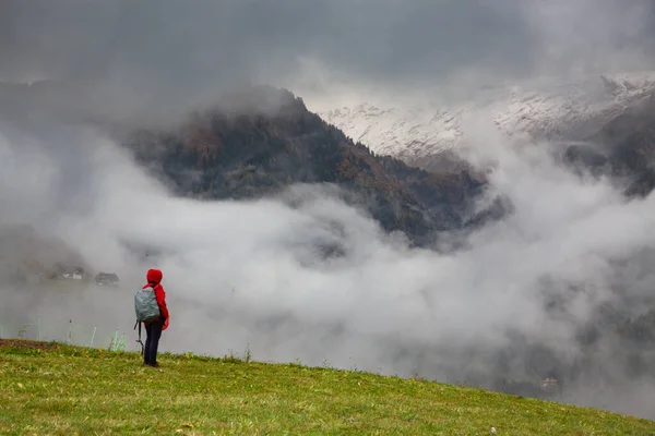 Kırmızılı Gezgin Sisli Dağ Zirvesine Karşı — Stok fotoğraf