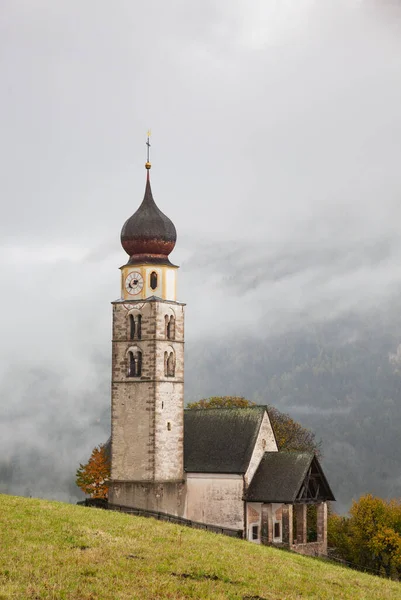Valentinskirche Einem Nebligen Spätherbsttag Seis Schlern Kastelruth Dolomiten Italien — Stockfoto