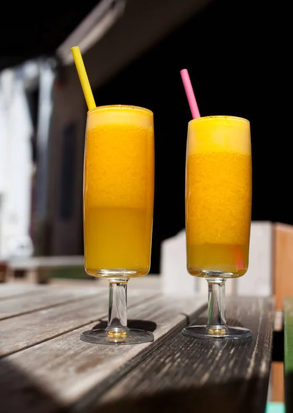 Suco Laranja Fresco Mesa Restaurante Refrescante Bebida Verão — Fotografia de Stock