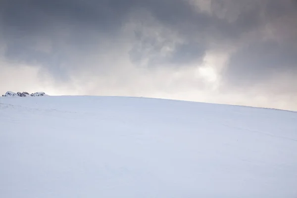 Schneehügel Und Blauer Himmel — Stockfoto