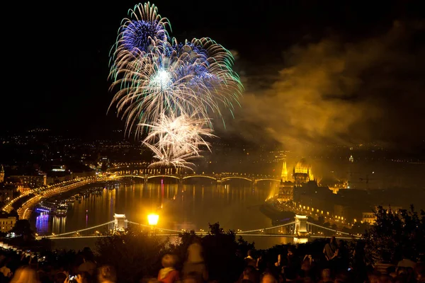 Los Fuegos Artificiales Del Agosto Sobre Parlamento Budapest Danubio Puente — Foto de Stock