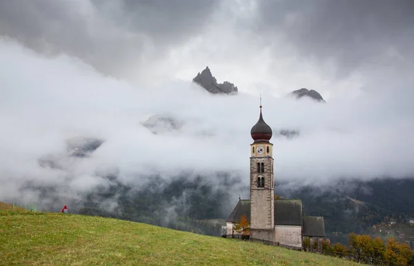 Igreja São Valentino Dia Nebuloso Final Outono Siusi Allo Sciliar — Fotografia de Stock