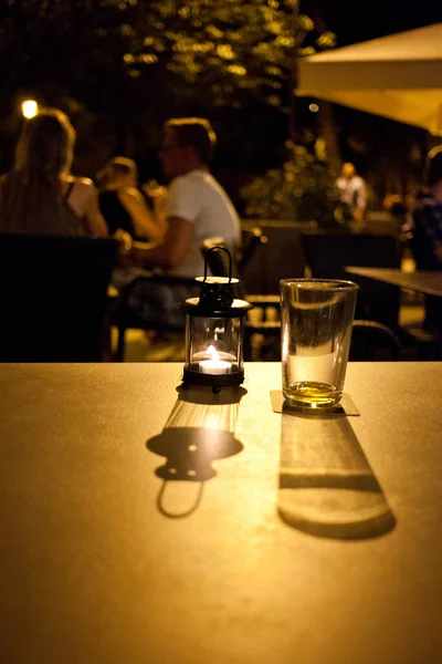 Nachts Leeres Glas Auf Einem Restauranttisch — Stockfoto