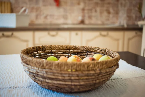 Şeftalili Sepet Retro Mutfak Masasında — Stok fotoğraf