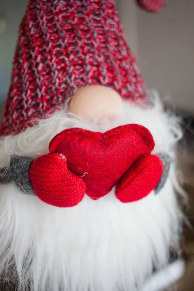 Lustiger Weihnachtsmann Mit Rotem Herz — Stockfoto
