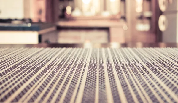 Bulanık kırsal mutfak iç kısmı - peçete ve masa boşluğuna odaklan