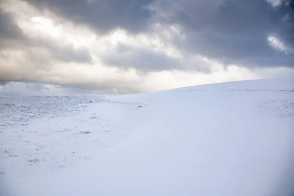 雪の丘と青空 — ストック写真