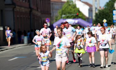 CLUJ-NAPOCA, ROMANIA - MAY12, 2018: Color Run 'a katılan kimliği belirsiz kişiler.