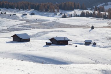Alpe di Siusi 'deki karlı kış manzarası. Dolomitler, İtalya - kış tatilleri 