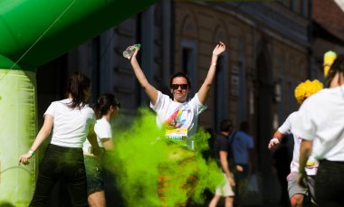 CLUJ-NAPOCA, ROMANIA - MAY12, 2018: Color Run 'a katılan kimliği belirsiz kişiler.