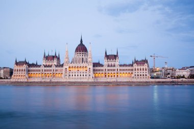 seyahat ve Avrupa turizmi konsepti. Budapeşte, Macaristan. Tuna Nehri üzerindeki Macar Parlamentosu Binası.