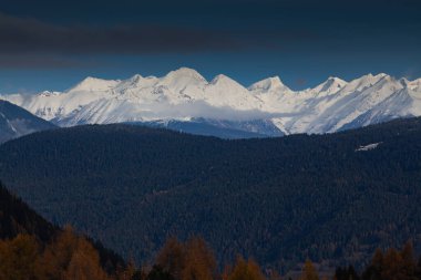 Alpe di Siusi 'deki karlı kış manzarası. Dolomitler, İtalya - kış tatilleri 