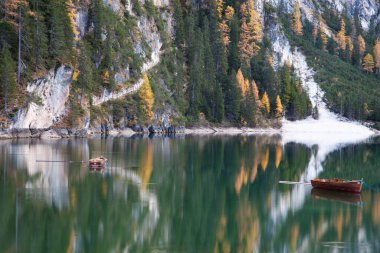 Dolomites dağlarındaki lago di Braies, Sudtirol, İtalya