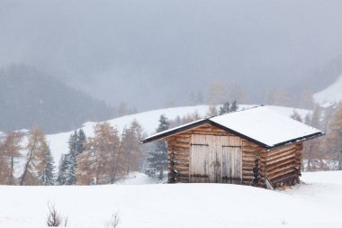 Alpe di Siusi 'deki karlı kış manzarası. Dolomitler, İtalya - kış tatilleri 