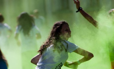 CLUJ-NAPOCA, ROMANIA - MAY12, 2018: Color Run 'a katılan kimliği belirsiz kişiler.