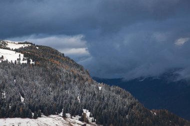 Alpe di Siusi 'deki karlı kış manzarası. Dolomitler, İtalya - kış tatilleri 