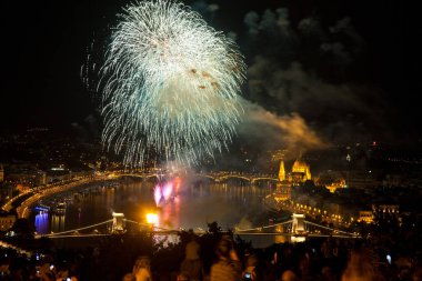 20 Ağustos 'ta Budapeşte Parlamentosu, Tuna ve St. Stephens' teki zincir köprüsü ya da Macaristan 'ın vakıf günü üzerine havai fişek gösterisi
