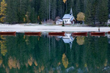 Dolomites dağlarındaki lago di Braies, Sudtirol, İtalya