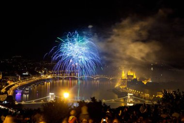 20 Ağustos 'ta Budapeşte Parlamentosu, Tuna ve St. Stephens' teki zincir köprüsü ya da Macaristan 'ın vakıf günü üzerine havai fişek gösterisi
