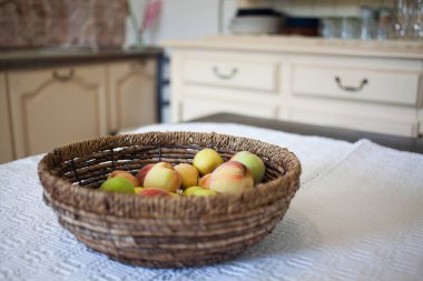 Şeftalili sepet retro mutfak masasında