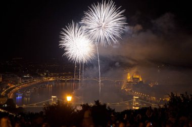 20 Ağustos 'ta Budapeşte Parlamentosu, Tuna ve St. Stephens' teki zincir köprüsü ya da Macaristan 'ın vakıf günü üzerine havai fişek gösterisi