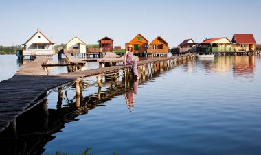 Macaristan, Bokod Gölü üzerinde yüzen köy