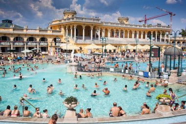 BUDAPEST, HUNGARY - Ağustos 2018: Budapeşte, Macaristan 'da Szechenyi Hamamları.