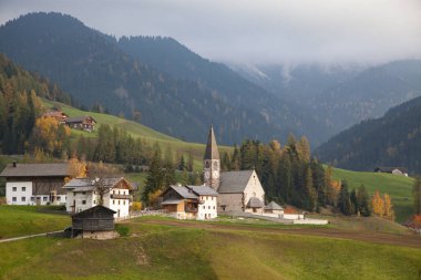 Dağlarda güzel doğalı bir köy.