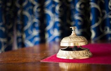 Otel resepsiyonunda zil çalıyor.