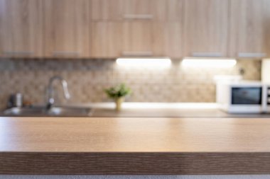 Mutfağın içi bulanık ve masa arkaplanı ahşap.