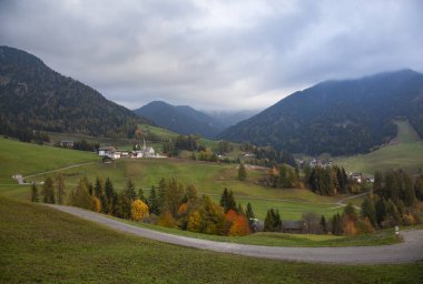 Dağlarda güzel doğalı bir köy.
