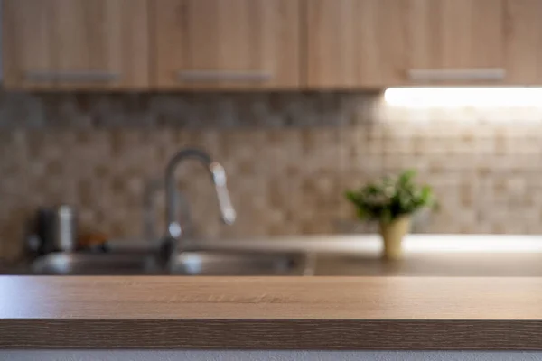 キッチンインテリアと木の机の空間背景 — ストック写真
