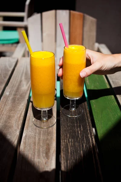 Frischer Orangensaft Auf Restauranttisch Erfrischendes Sommergetränk — Stockfoto