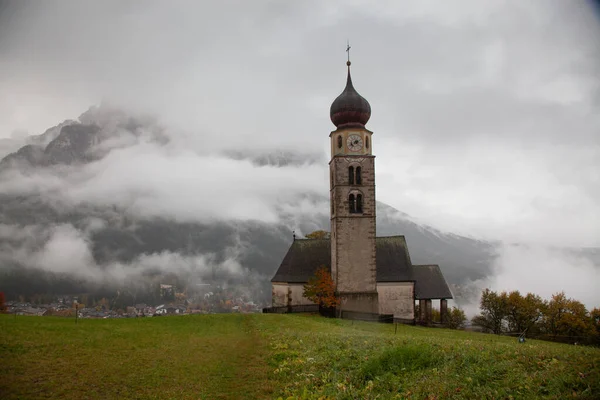 Valentinskirche Einem Nebligen Spätherbsttag Seis Schlern Kastelruth Dolomiten Italien — Stockfoto