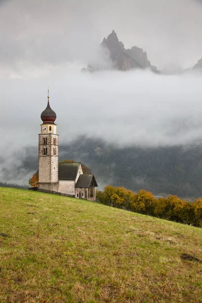 Igreja São Valentino Dia Nebuloso Final Outono Siusi Allo Sciliar — Fotografia de Stock