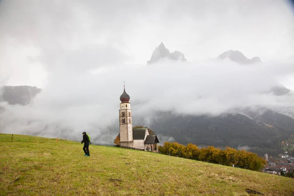 Igreja São Valentino Dia Nebuloso Final Outono Siusi Allo Sciliar — Fotografia de Stock