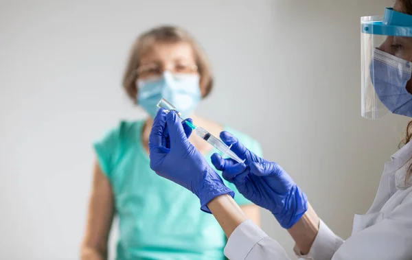 Une Femme Âgée Recevant Vaccin Contre Coronavirus — Photo