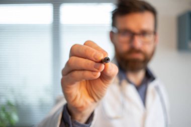 Doktor dijital kalem çevrimiçi sağlık hizmetleri kullanıyor