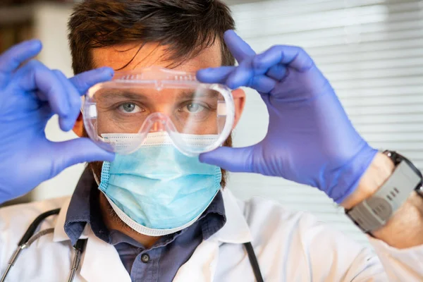 Retrato Del Médico Poniéndose Gafas Protectoras —  Fotos de Stock