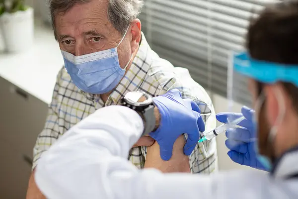 Літній Чоловік Отримує Вакцину Проти Коронавірусу — стокове фото