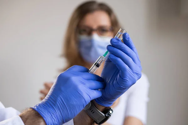 Жінка Групі Ризику Отримує Вакцину Проти Коронавірусу — стокове фото