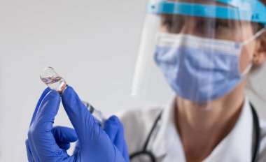 Kadın doktor Coronavirus aşısı yapmaya hazırlanıyor.