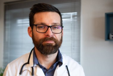 Yakışıklı bir erkek doktorun portresi.