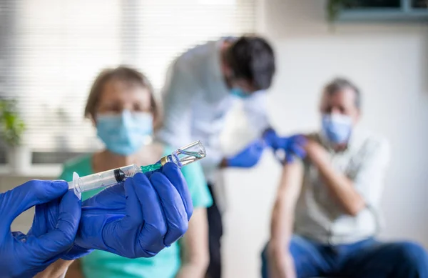 Медична Команда Яка Дає Вакцину Проти Коронавірусу Літнім Людям Центрі — стокове фото