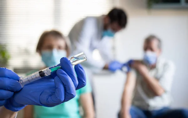 Időseknek Vakcinázási Központban Koronavírus Vakcinát Beadó Orvosi Csoport — Stock Fotó