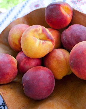 Olgun şeftaliler sepette