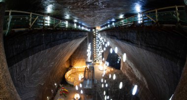 TURDA, ROMANIA - 10 Mart 2018: Turda Tuz Madeni veya Salina Turda, Transilvanya 'da bir yeraltı müzesi ve tema parkı, Romanya, Avrupa