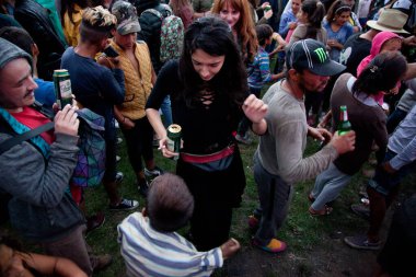 Rimetea (Torocko), Romanya - 1 Temmuz 2016: 1 Temmuz 2016 tarihinde Transilvanya 'dan gelen ilk çoklu sanat festivali olan Doublerise festivalinin Ana Sahnesi önündeki seyirci