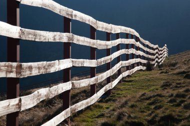 Dağlardaki ahşap çitler, güzel kırsal alanlar.