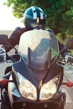 Motosikletli bir sürücü - Motosikletli yaz gezisi